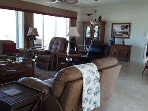 TV connectée, lecteur de DVD, livres, vidéothèque