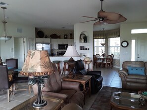 TV connectée, lecteur de DVD, livres, vidéothèque