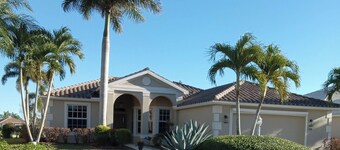 Golf & Pond View home in gated community, sleeps 6