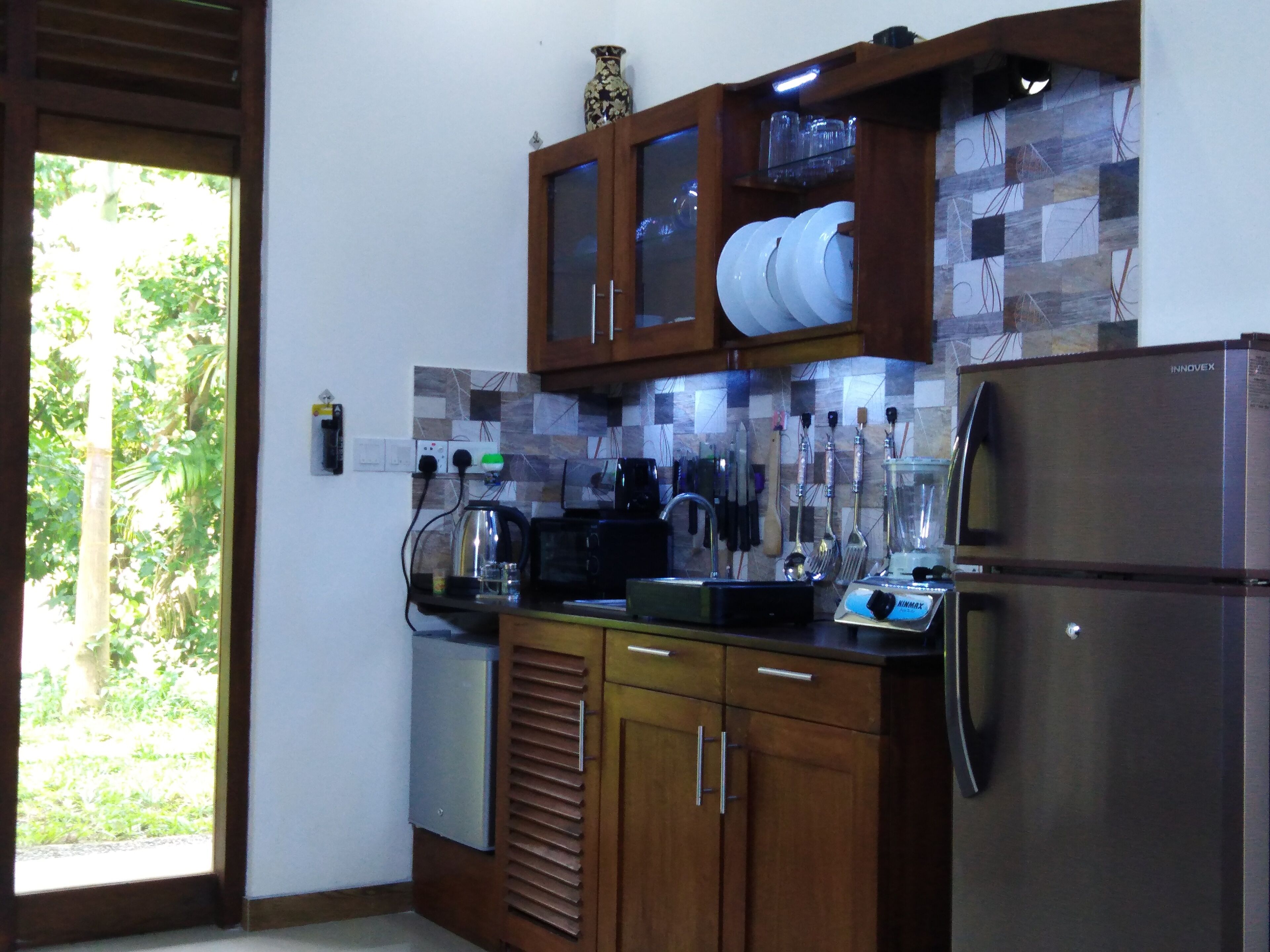 Køleskab, ovn, kogeplade, kaffe-/temaskine