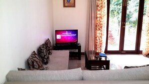 TV, fireplace, DVD player - Sky Residencie Hikkaduwa (Hikkaduwa)