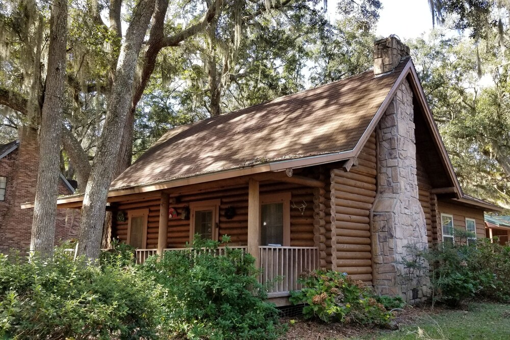 RIVERFRONT Log Cabin livin' in South GEORGIA Woods near Okefenokee Swamp!