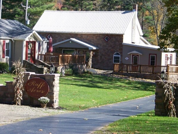 Exterior - Heron View Room at Carousel Bed and Breakfast (Russell)