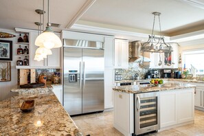 Fridge, microwave, oven, stovetop - Luxury Home King Beds Ocean View 5 Min To Sandbar, Best Keys Experience! (Tavernier)