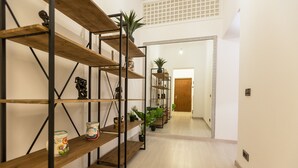 Een gang met houten planken en potplanten.