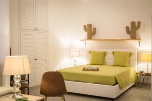 2 slaapkamers, een bureau, een strijkplank/strijkijzer, reisbedje