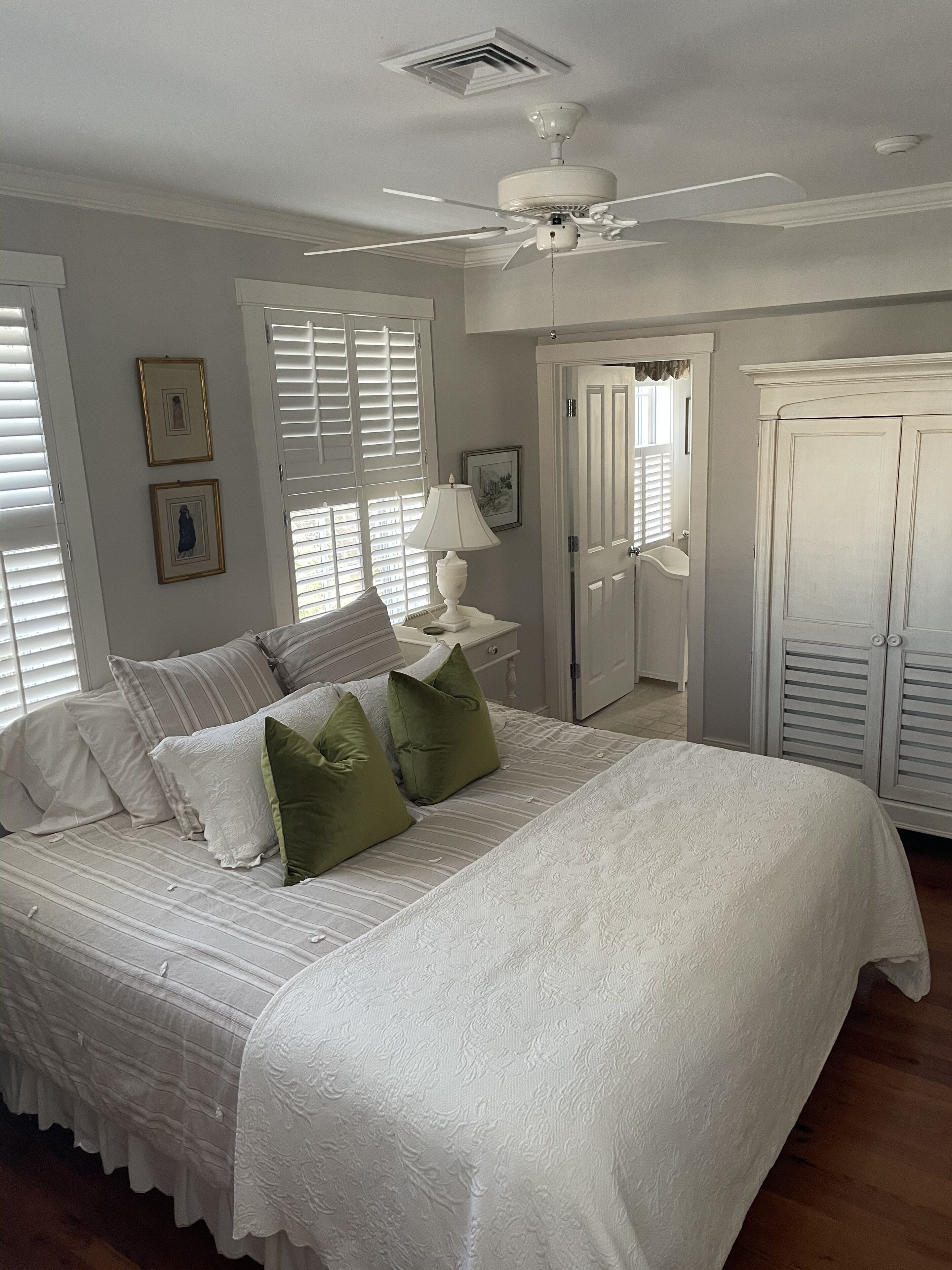 Fully renovated 2br condo in town, walk to main st!