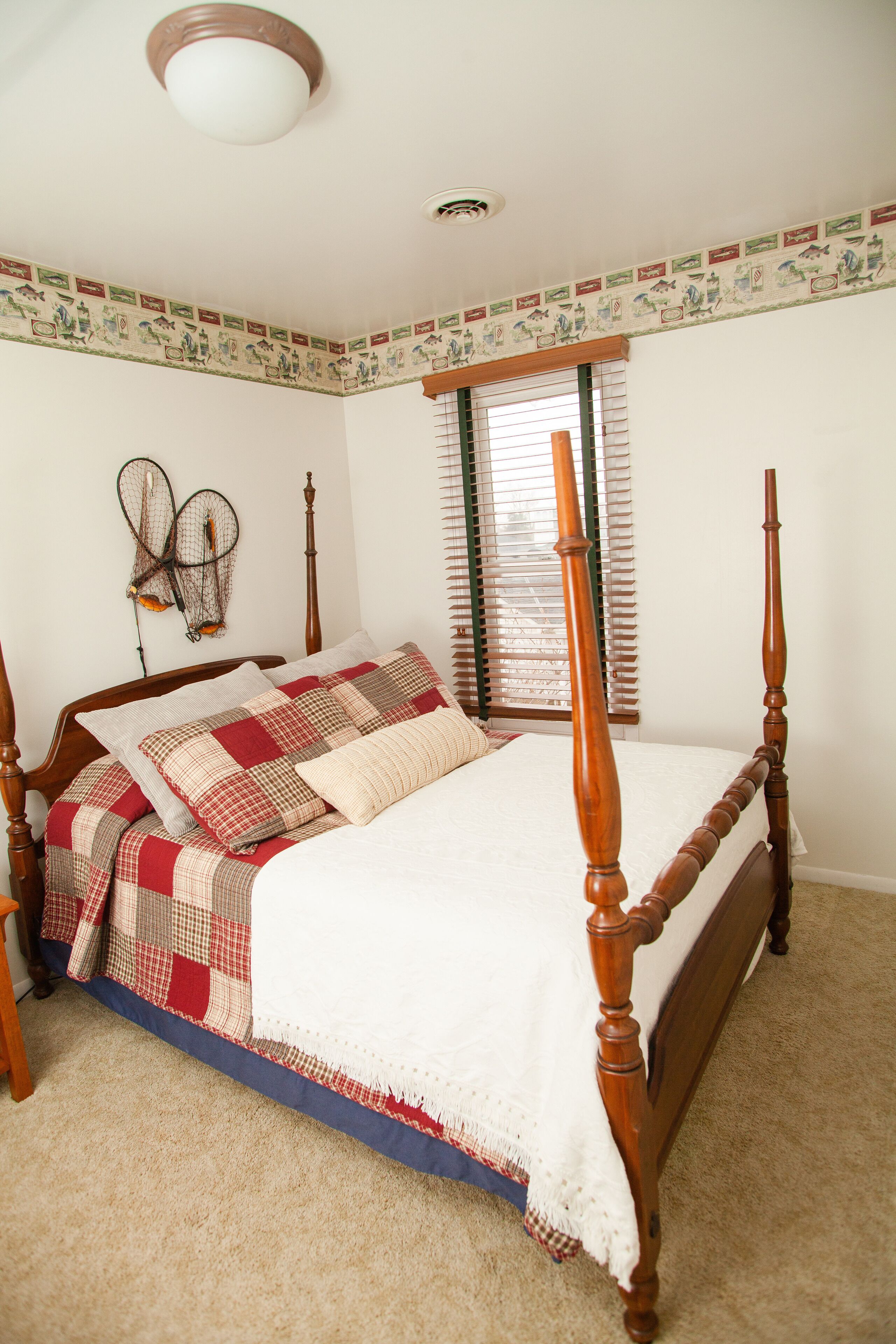 300 person covered patio: weddings, family reunions and lodging for 33 persons.