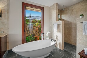 Badekar, hårføner og håndklær