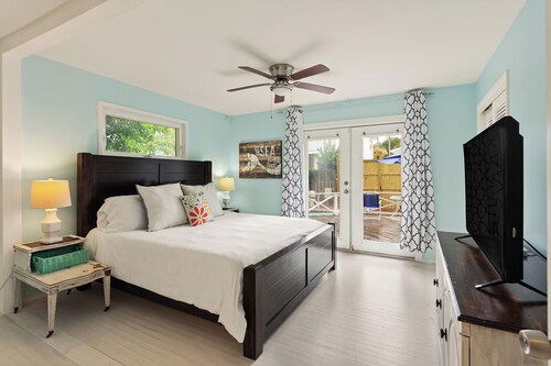 Cute Beach House w/ Heated  Pool Sleeps 10 walk to beach