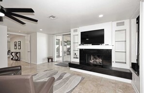 TV connectée, cheminée, espaces bureaux, imprimantes