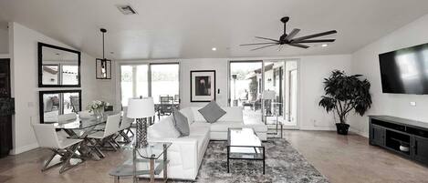 TV connectée, cheminée, espaces bureaux, imprimantes