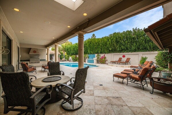 Outdoor dining - Private Executive Home, Pet Friendly, Walkable, Family Friendly (Scottsdale)