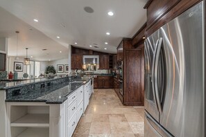 Fridge, microwave, oven, stovetop - Private Executive Home, Pet Friendly, Walkable, Family Friendly (Scottsdale)