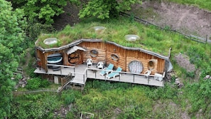 A wooden cabin with a deck, hot tub, and circular windows. - Les Ecrins de Belvedere (Belvedere)