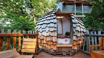 Huisje, uitzicht op bergen (Perché dans les Arbres )