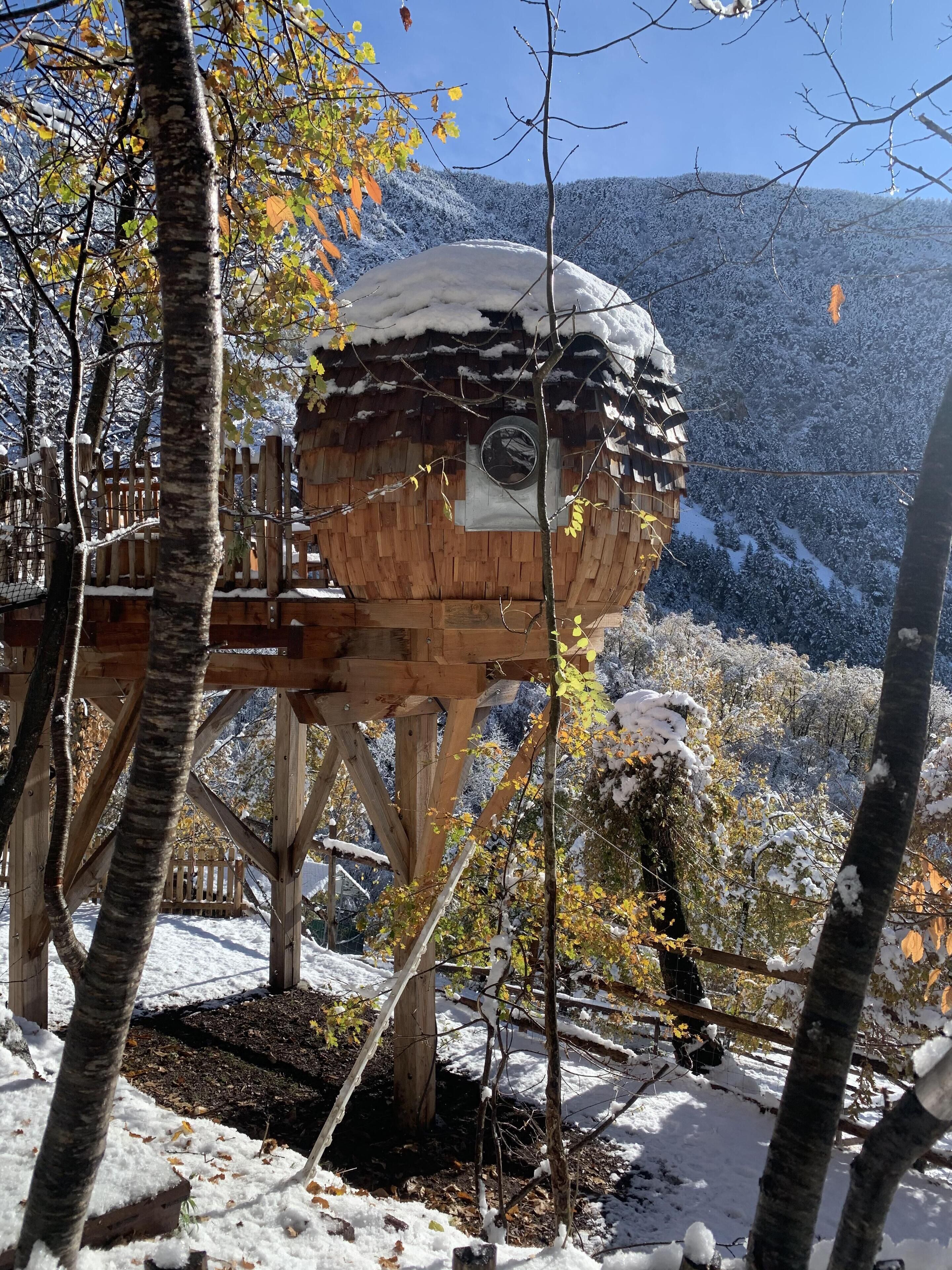 Mökki, vuoristonäköala (Perché dans les Arbres )