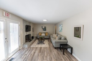 Una Smart TV, una chimenea