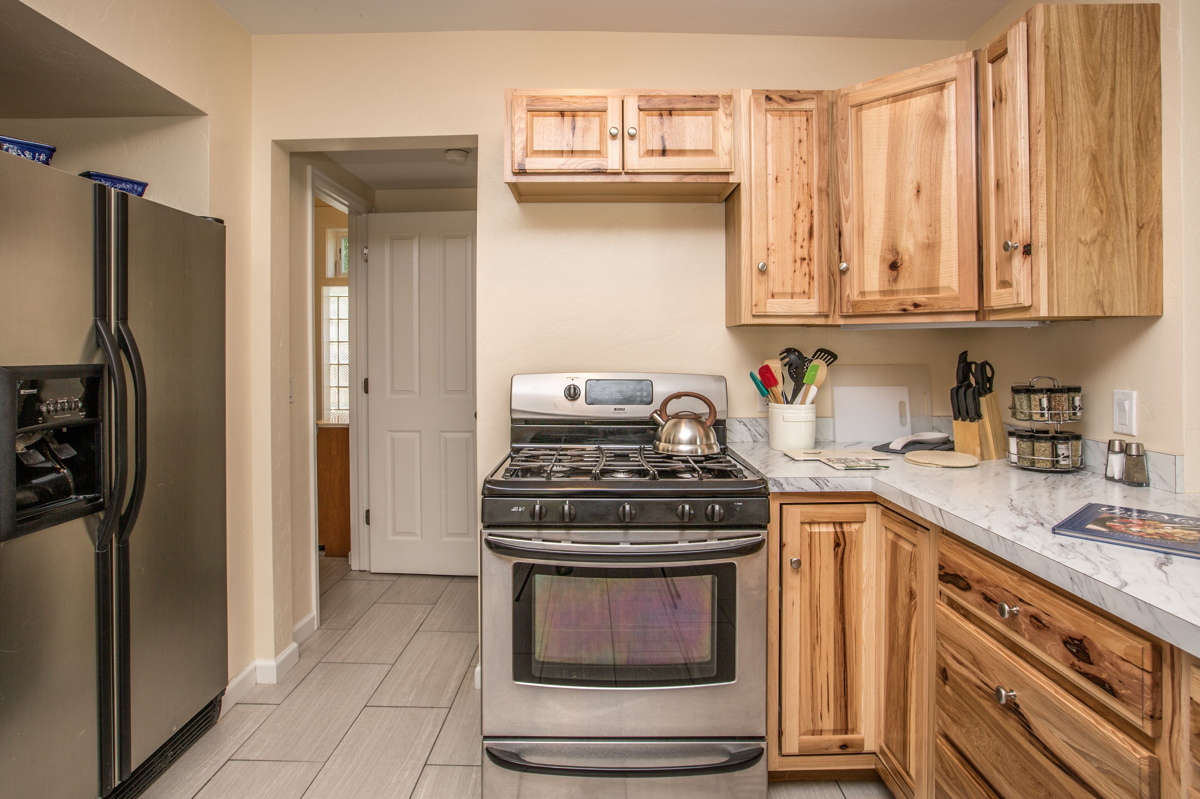 Boho Style, Cozy Home, Big Kitchen, Spacious Near Hot Springs and Winery