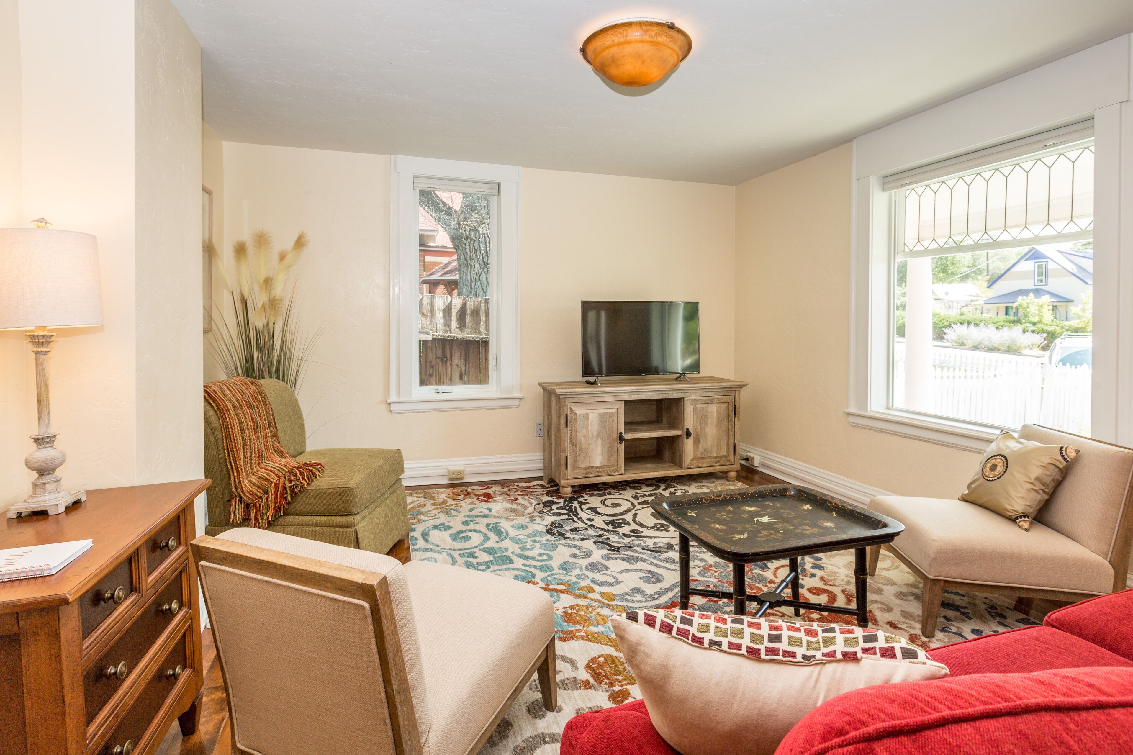 Boho Style, Cozy Home, Big Kitchen, Spacious Near Hot Springs and Winery