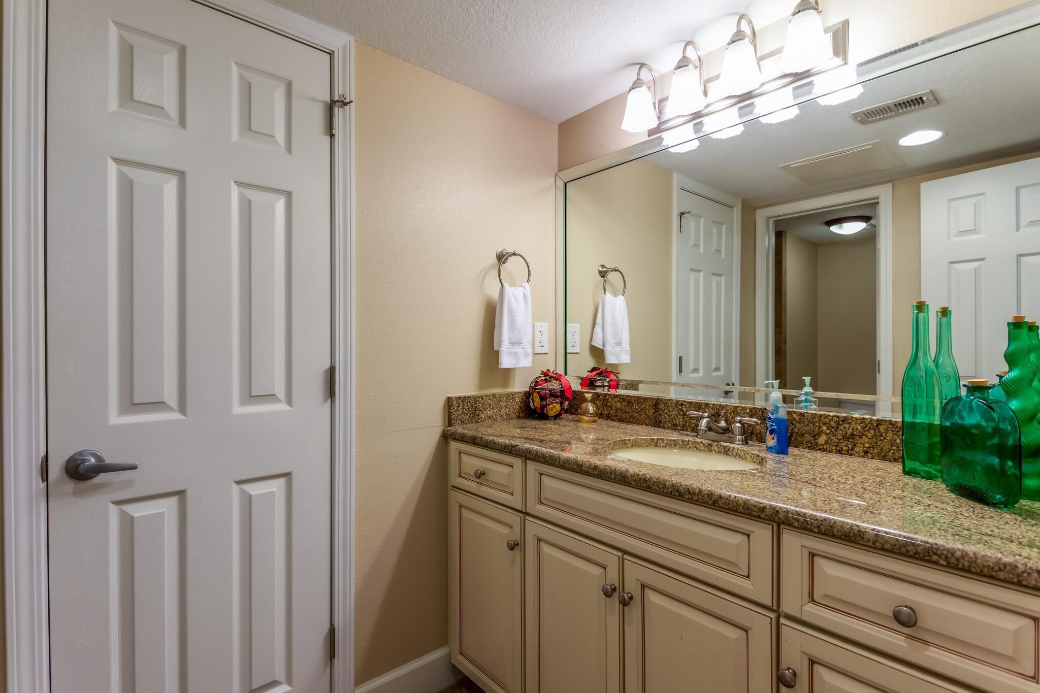 Gorgeous Riverside 3 Bedroom, 3 Bath Perfect Getaway!