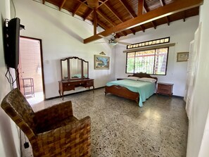 5 bedrooms, WiFi, bed sheets