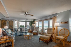 Smart-TV, peis og bøker