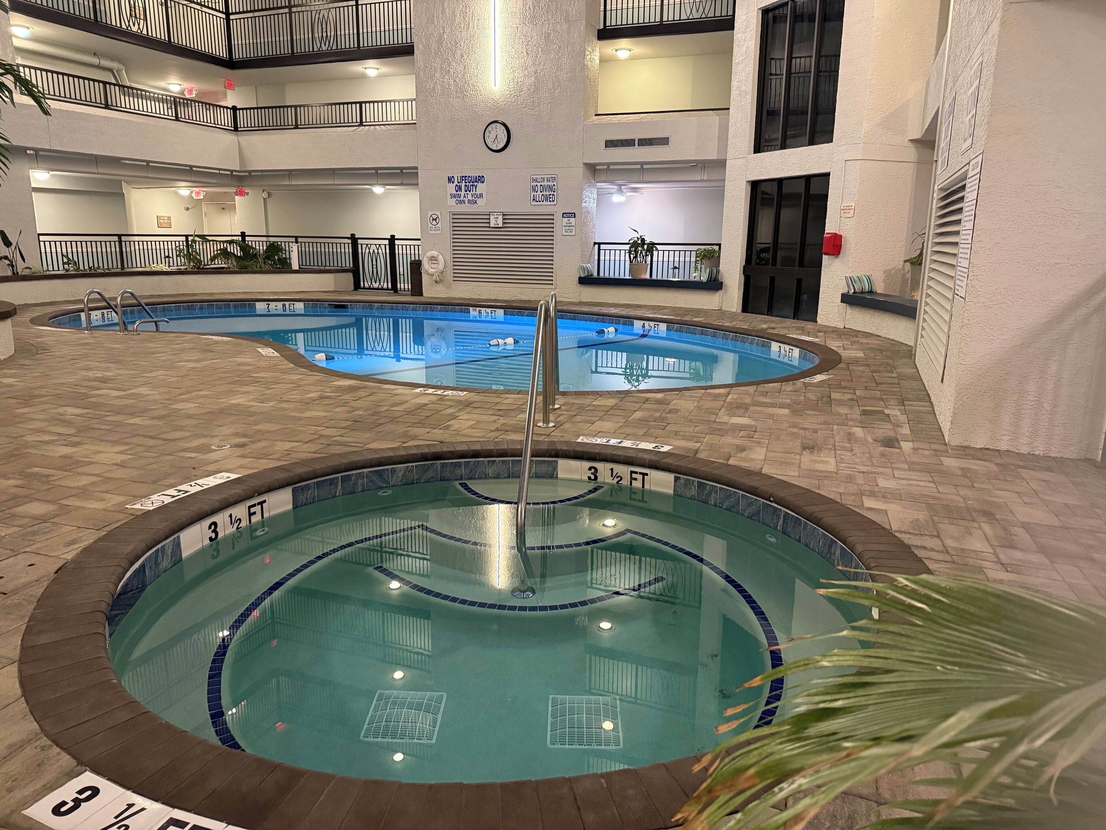 Jacuzzi and indoor pool 