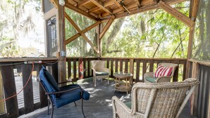 Terrace/patio - Treehouse Suite: Walk DNTN | Lux Apt | Pet Welcome (Gainesville)