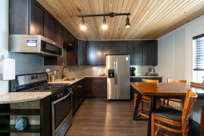 Jääkaappi, mikroaaltouuni, uuni, kahvin-/teenkeitin