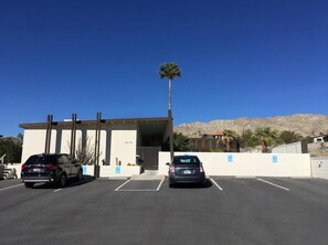 Property grounds - The Getaway 1BR #4: Pool, Mountain View, Kids/Pets welcome (Desert Hot Springs)