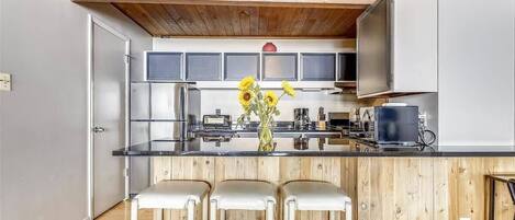 Frigorifero, microonde, forno, piano cottura