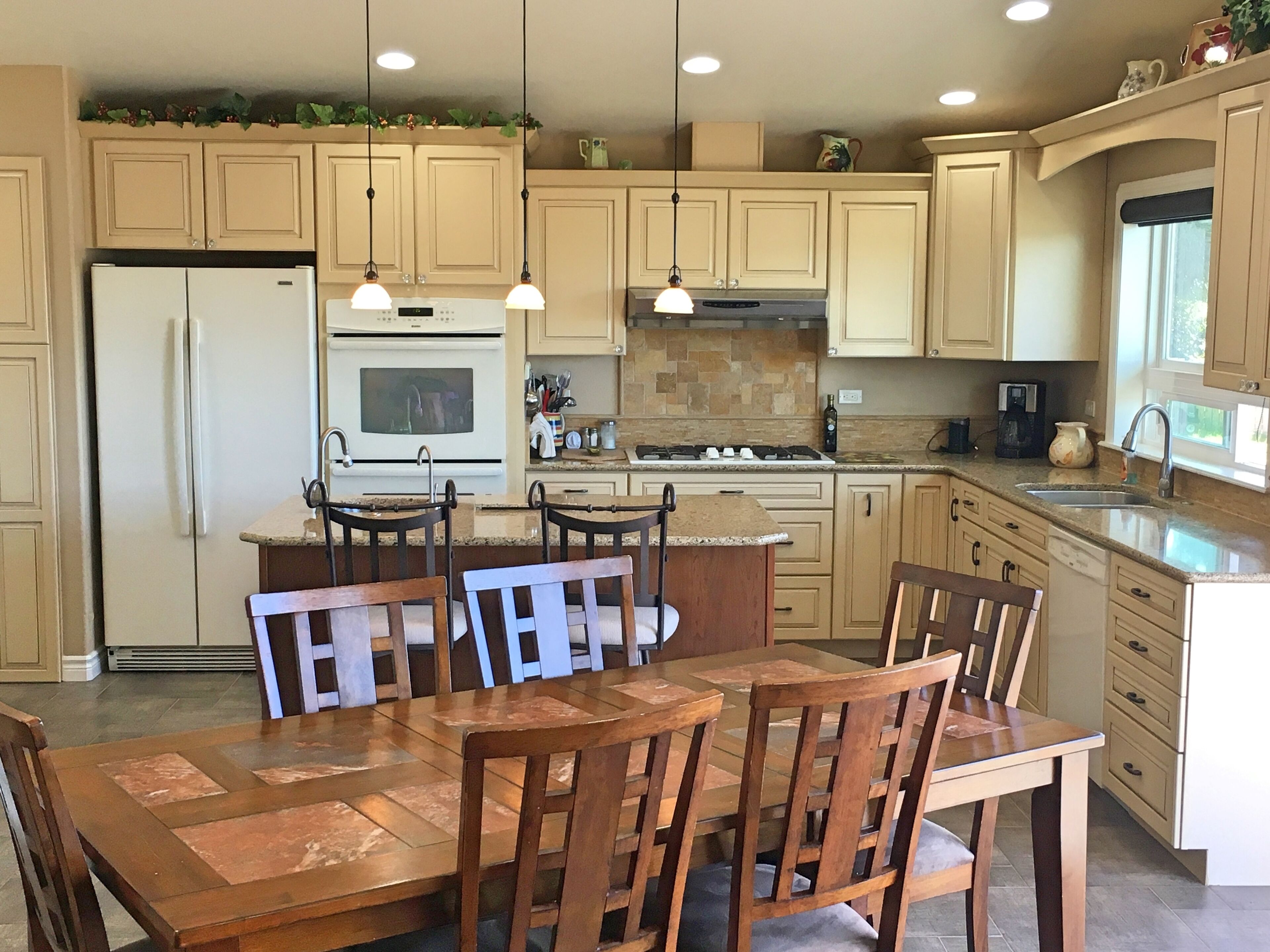 Dog friendly, community beach, tennis, hot tub, view!