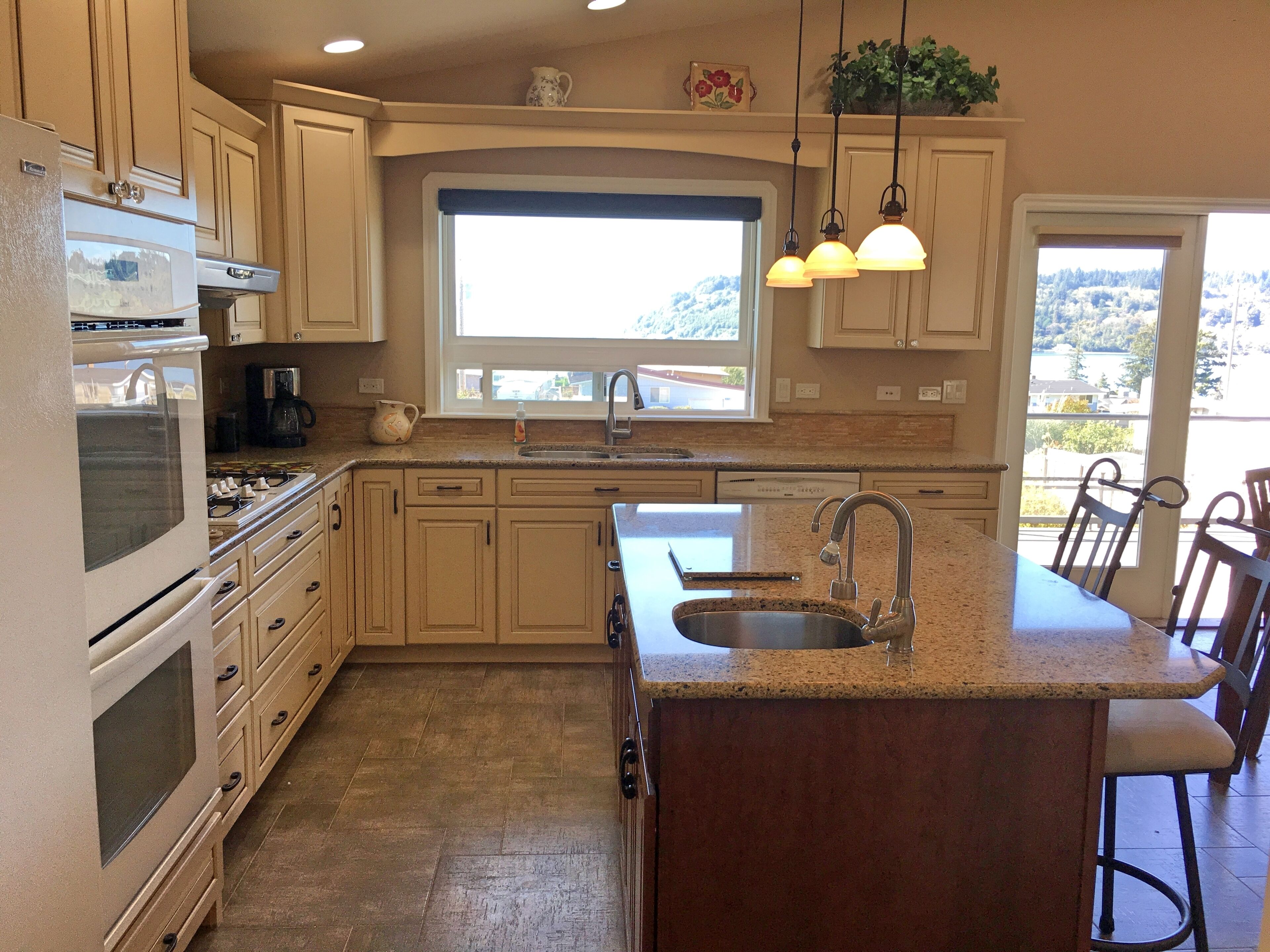 Dog friendly, community beach, tennis, hot tub, view!