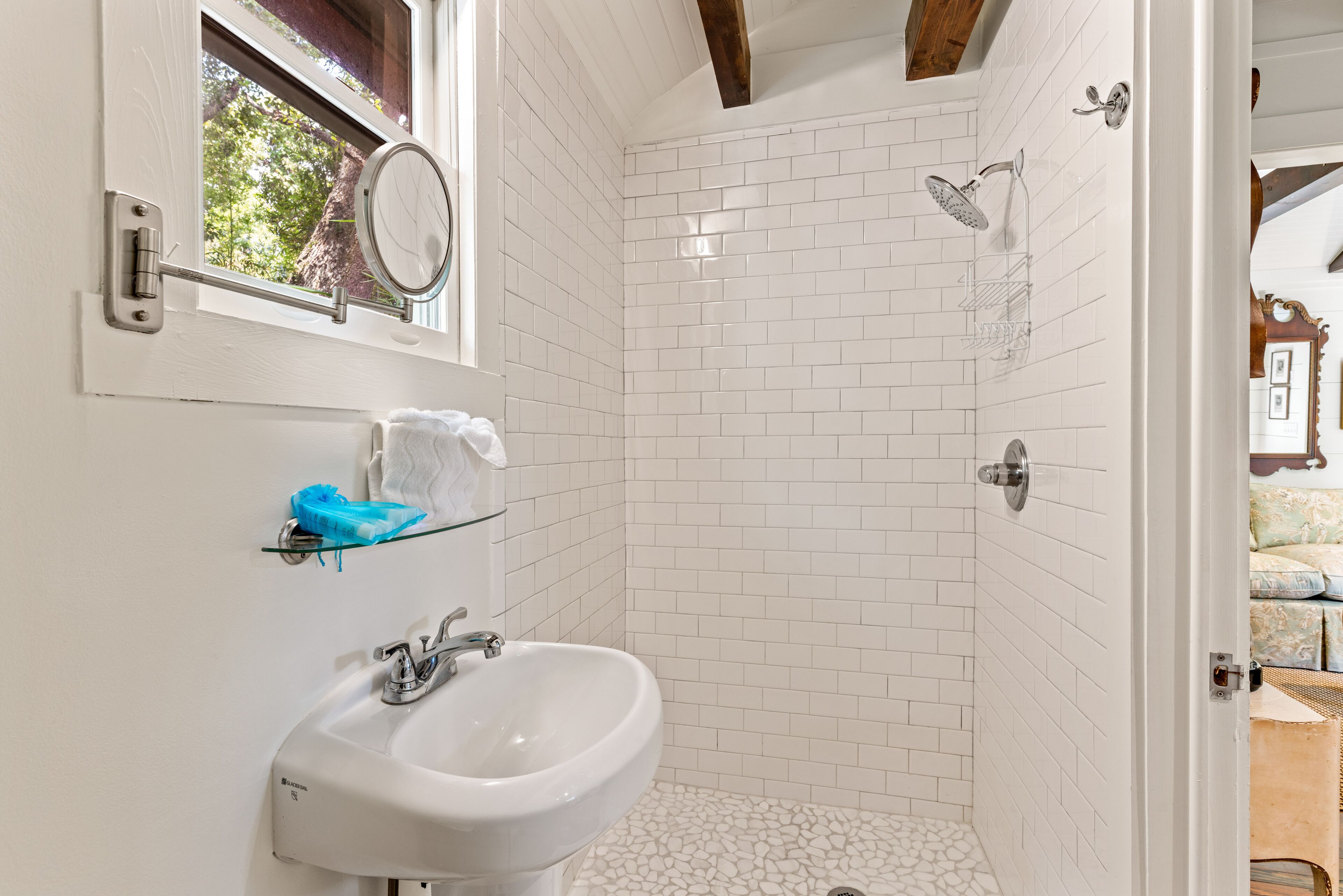 Quaint Guest Cottage 1 block from Beach updated July 2022