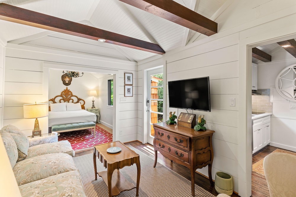Quaint Guest Cottage 1 block from Beach updated July 2022