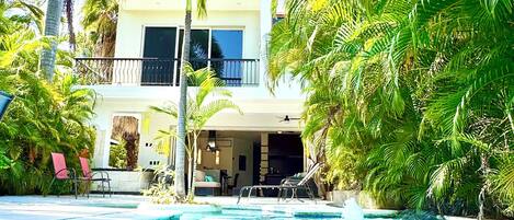 Una piscina al aire libre