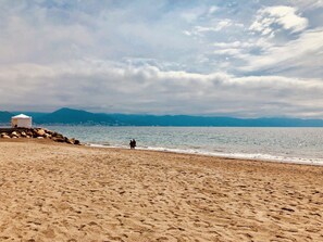 Chaises longues, serviettes de plage
