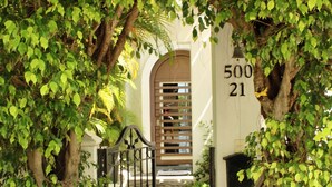 Un camino que lleva a la entrada de un edificio, con un letrero que indica '500 21'.