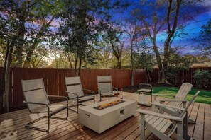 Terrace/patio - Vibrant House w Great Backyard, Pool and Jacuzzi (Irving)