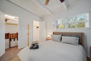 4 bedrooms, iron/ironing board, WiFi, bed sheets - Vibrant House w Great Backyard, Pool and Jacuzzi (Irving)