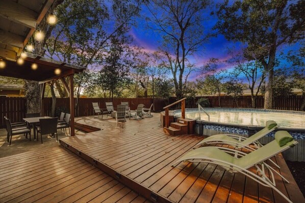 Terrace/patio - Vibrant House w Great Backyard, Pool and Jacuzzi (Irving)