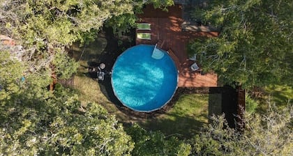 Vibrant House w Great Backyard, Pool and Jacuzzi