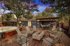 Outdoor dining - Vibrant House w Great Backyard, Pool and Jacuzzi (Irving)