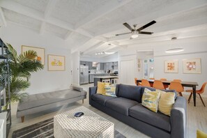 TV, stereo, offices - Vibrant House w Great Backyard, Pool and Jacuzzi (Irving)