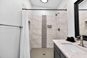 Bathtub, hair dryer, towels, shampoo - Vibrant House w Great Backyard, Pool and Jacuzzi (Irving)