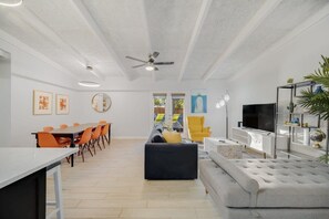 Televisio, stereot, työhuone