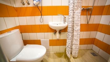 Apartment, 1 Double Bed, Non Smoking | Bathroom | Shower, free toiletries, towels, shampoo