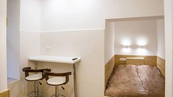 Apartment, 1 Double Bed, Non Smoking | Desk, iron/ironing board, free WiFi, bed sheets