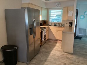 ثلاجة، ميكروويف، فرن، موقد طهي مسطح